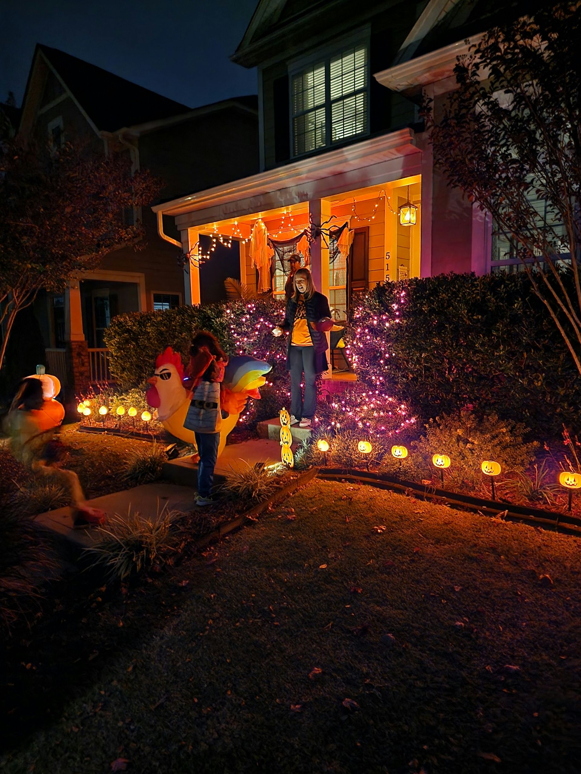 halloween için ev gezen çocukları gösteren bir görsel